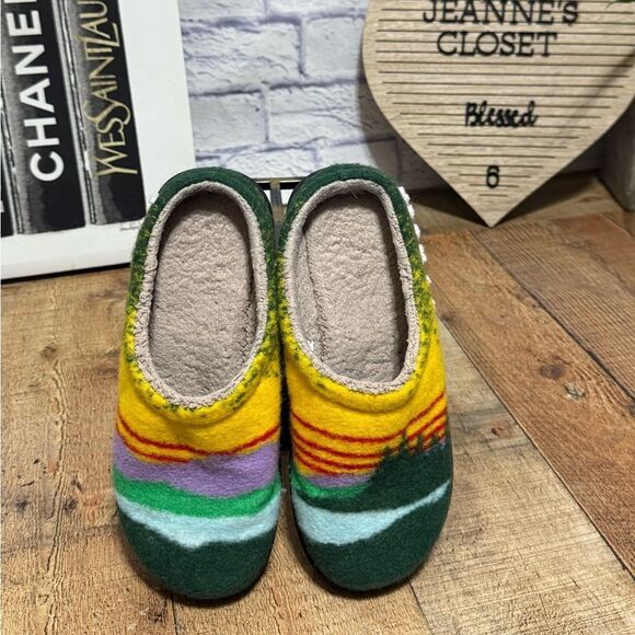 LL Bean Women 7 Slip-ons rainbow comfort slippers - Picture 4 of 8